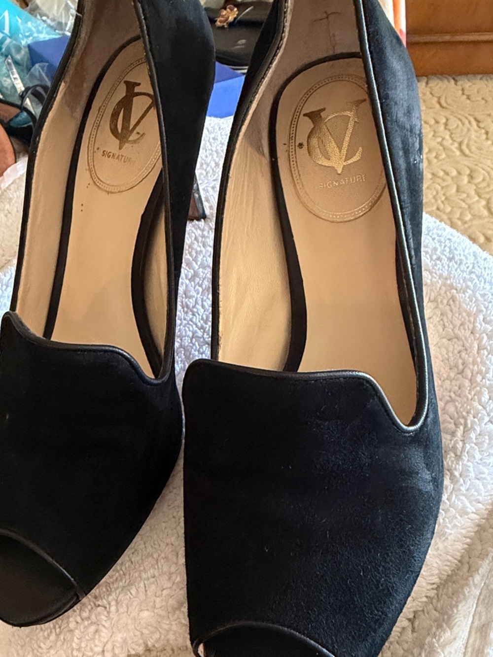 VINCE CAMUTO Signature,Black Suede Peep-Toe Pumps 9-1/2 great condition! Classic
